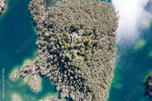 Luftaufnahme vom Fernsteinsee mit alter verfallener Burg in der Mitte