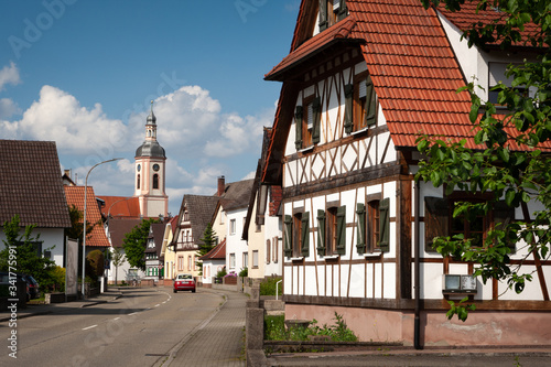 Dorfansicht mit Kirche und Fachwerkhaus