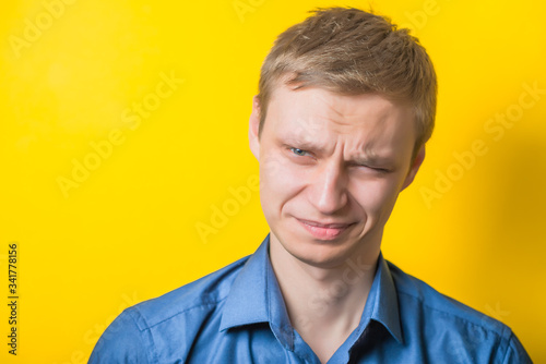 Foto Closeup portrait of displeased  angry grumpy man with bad attitude, looking at you, isolated on yellow background