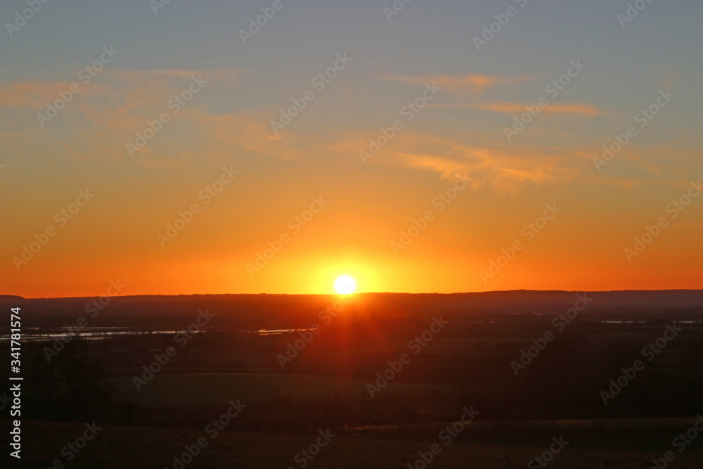 Fototapeta premium Zimowy zachód słońca w wiejskiej Anglii