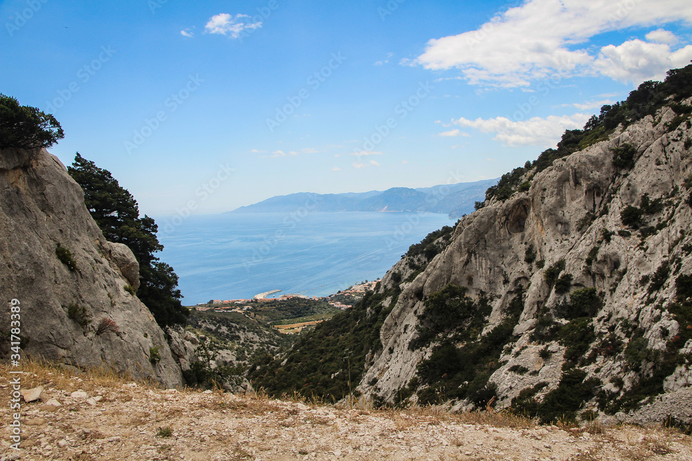 Sardinien- Blick zwischen Felsen hindurch auf das Meer