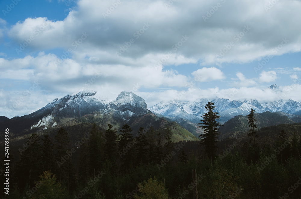 Obraz premium clouds over mountains