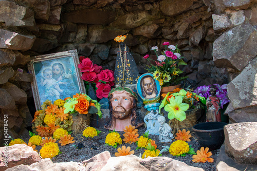 Santuário feito de pedras com imagens de santidades exposto no leito do rio feio na cidade de Osvaldo Cruz, São Paulo, Brasil