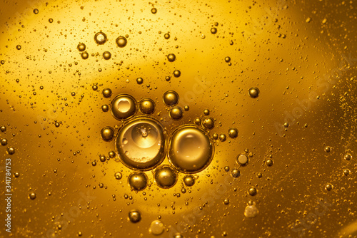 goldene Blasen aus Öl und Wasser