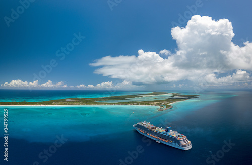 Fototapeta Naklejka Na Ścianę i Meble -  Bahamas - Cruise Ship