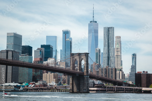 Brooklyn bridge and Manhattan cityscape © Khrystyna Pochynok