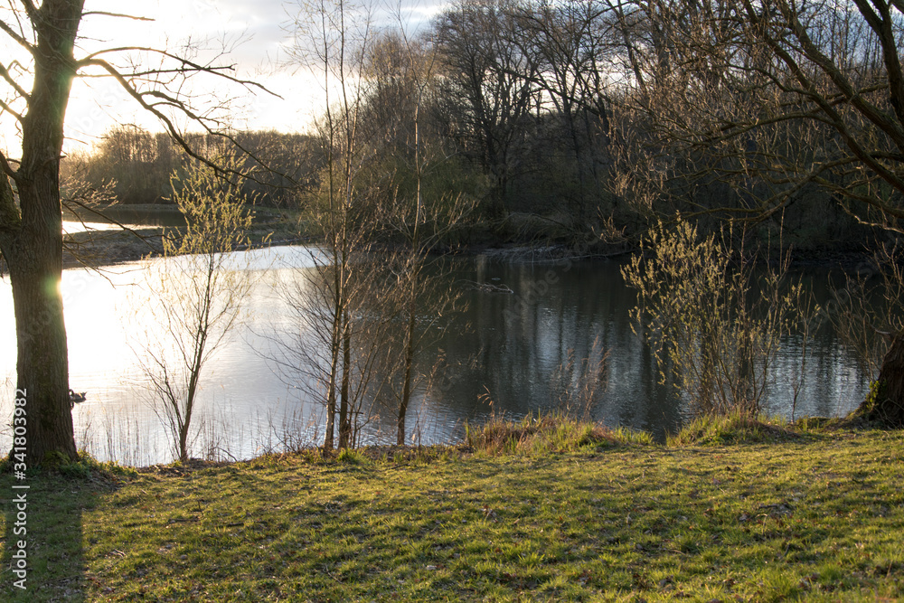 Abenddämmerung im Frühling am Obersee in Bielefeld, Ostwestfalen. Abenddämmerung im Frühling am Obersee in Bielefeld, Ostwestfalen.
