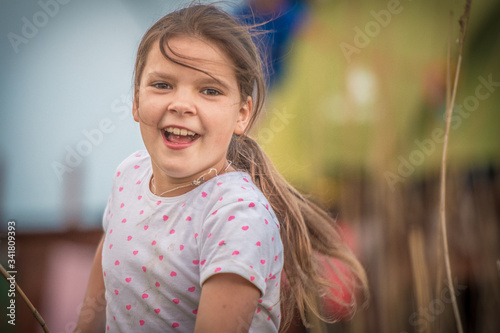 Radość dziecka podczas zabawy na koloni letniej, obóz sportowy, summer camp
