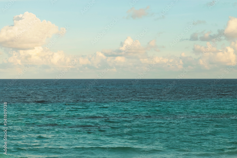 Obraz premium Seascape with blue waves