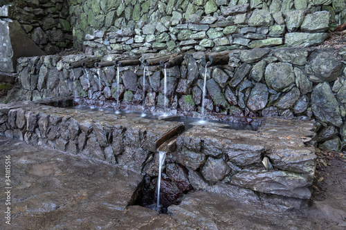 Quellen Chorros de Epina, La Gomera, Kanarische Inseln - Fließendes Wasser aus den 7 Quellen, denen Heilkraft nachgesagt wird