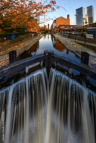 Foto Bridge water canal in  an inner city conservation area, Manchester, England, Uni