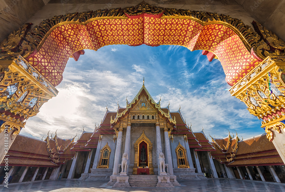 Obraz premium The Marble Temple, Wat Benchamabopitr Dusitvanaram Bangkok Thailand with Sunrise