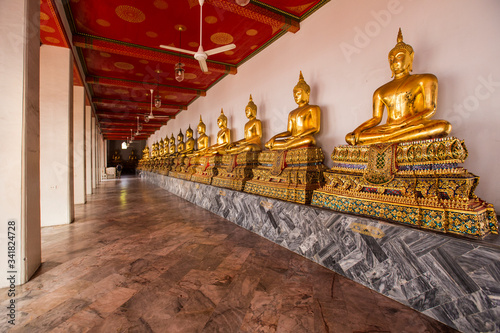 Posągi Buddy w świątyni w Bangkoku © Seticio