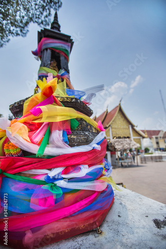 Kolorowe wstążki w świątyni buddyjskiej