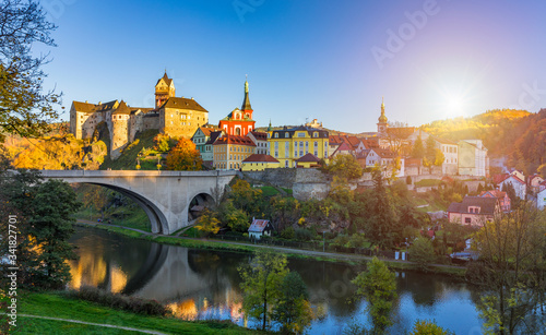 Photographie Colorful town Loket in autumn over Eger river in the Sokolov District in the Kar