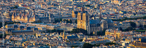 Notre Dame de Paris katedra przy zmierzchem, Francja. Notre Dame de Paris, najpiękniejsza katedra w Paryżu. Malowniczy zachód słońca nad katedrą Notre Dame de Paris, zniszczoną w pożarze w 2019 r., Paryż.