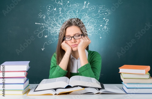 Foto An adult woman feels stress and anxiety with drawing illustrations