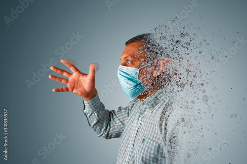 Hombre se desintegra mientras trae una mascarilla por el coronavirus photo