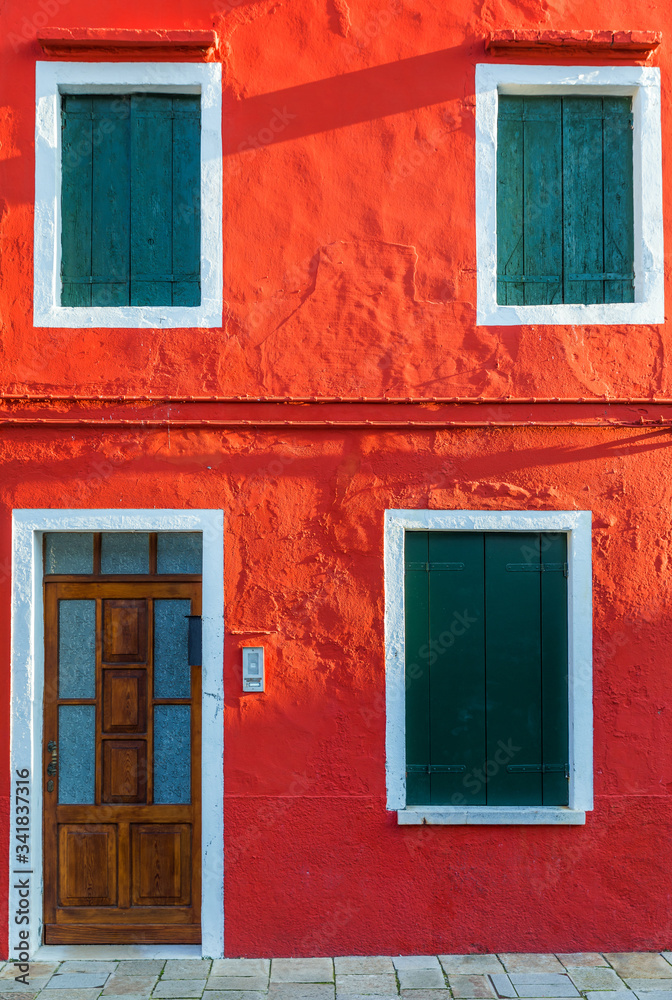 Naklejka premium Lovely house facade and colorful walls in Burano, Venice. Burano island canal, colorful houses and boats, Venice landmark, Italy. Europe