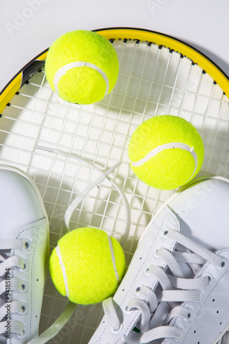 테니스 장비들(테니스공, 운동화, 라켓)