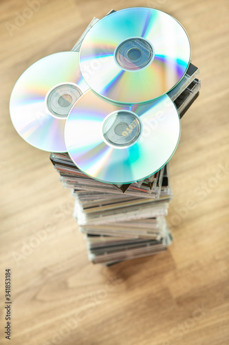 쌓여 있는 음악cd