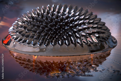Fotografía Magnetic fluid iron with artistic form.