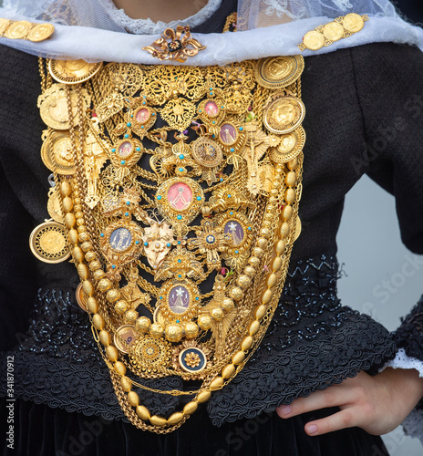 PEITILHO ORRNAMENTADO COM PEÇAS DE OURO, TRADIÇÃO SANTA MARTA DE PORTUZELO, Viana do Castelo 1