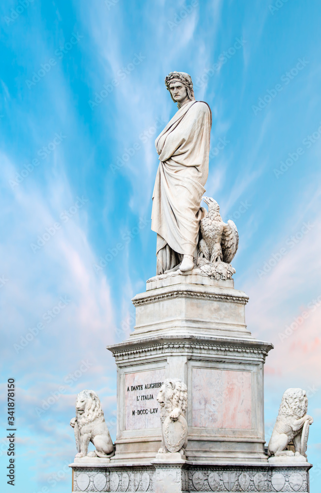 Fototapeta premium Statue of Dante Alighieri located in the Piazza di Santa Croce in Florence, Italy