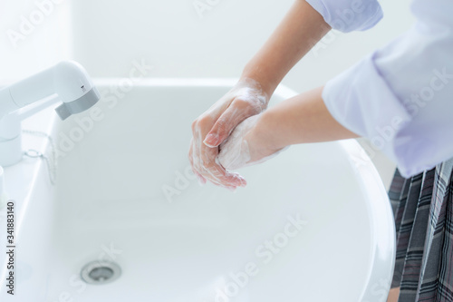 手洗いをする女子学生の手元