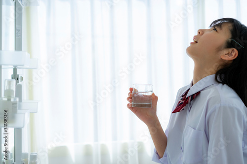 Photos うがいをする女子学生