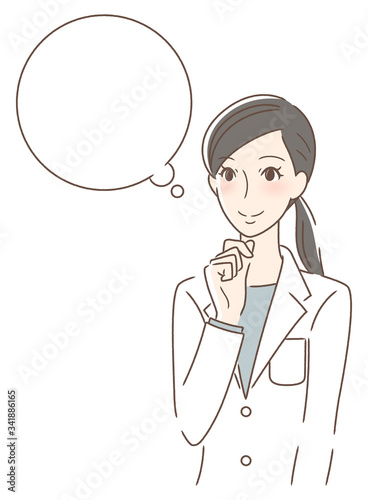 笑顔で想像する女性