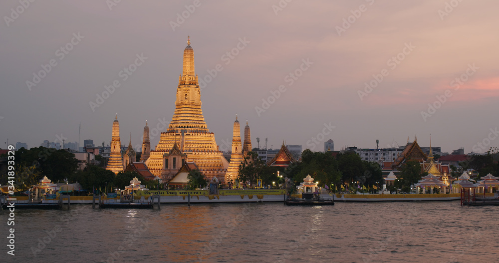 Naklejka premium Wat Arun at sunset