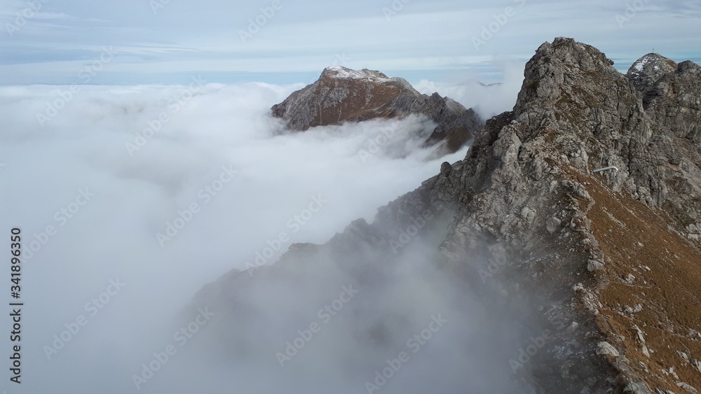 Nebelhorn in herbstlichen Nebel gehüllt