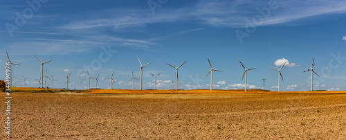 Windpark in der Wüste Bardenas Reales in Navarra