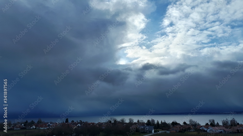 Dramatische Wolken über dem Bodensee