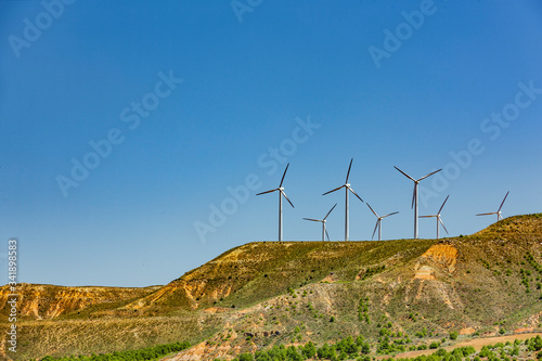 Windpark in der Wüste Bardenas Reales in Navarra