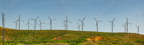 Windpark in der Wüste Bardenas Reales in Navarra