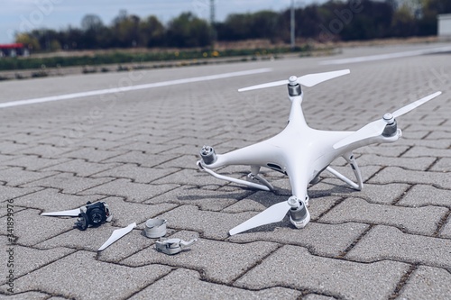 Obraz na płótnie Crashed modern drone and camera after drone accident w salonie