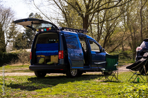 Obraz na płótnie custom built blue micro camper van w salonie