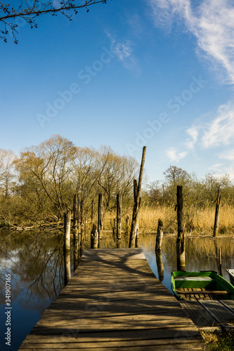 Obraz na płótnie landing bridge at the lake scenic view w salonie