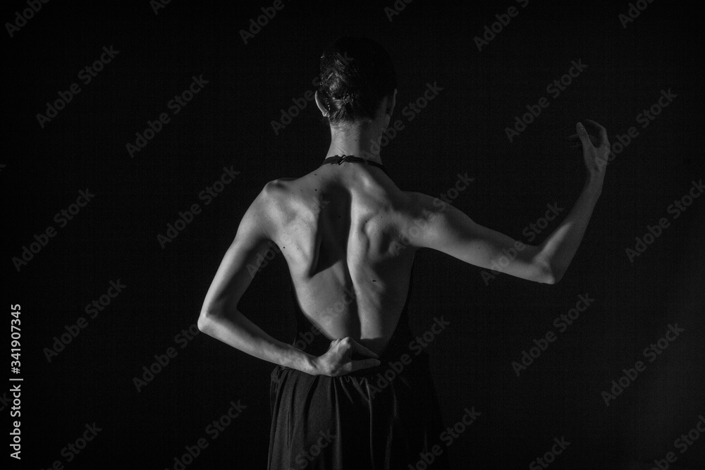 Naklejka premium monochrome vintage dramatic portrait of a girl