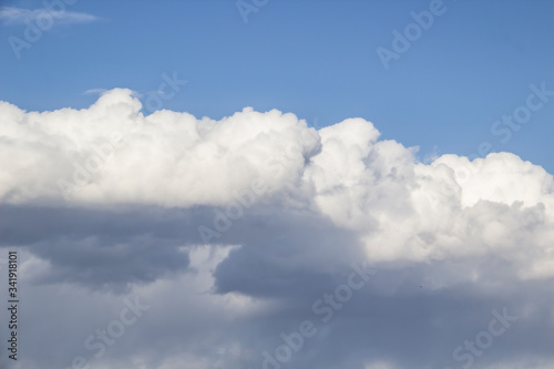 Fototapeta Naklejka Na Ścianę i Meble -  Cloud in the blue sky. A beautiful clouds against the blue sky background. Beautiful cloud pattern in the sky.