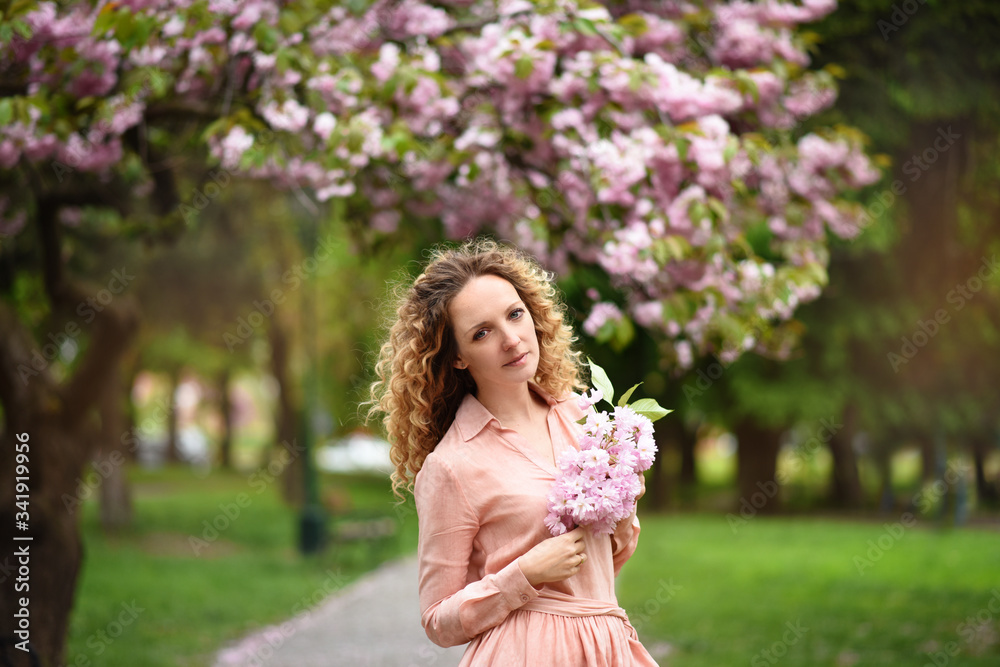 Obraz premium young woman walking in the city. young woman in pink dress