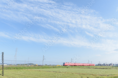 赤い電車　青空の下