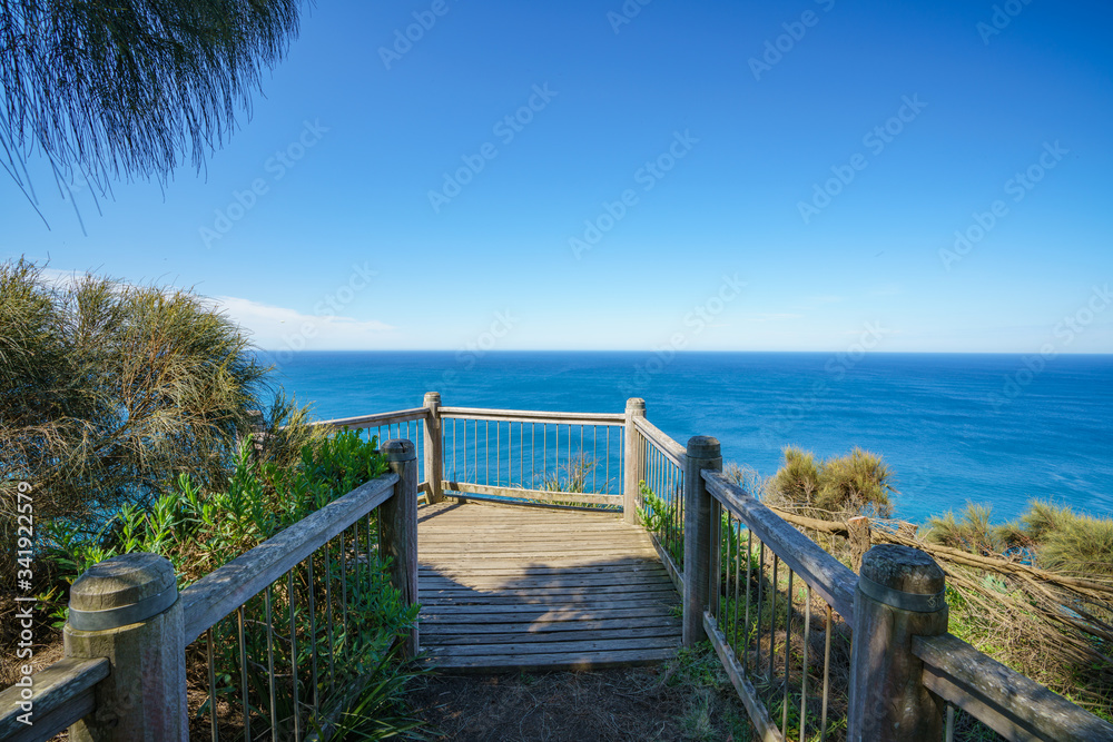 Obraz premium hiking the great ocean walk to milanesia beach, coast of victoria, australia