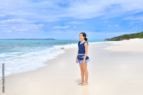 ビーチで笑う女の子(沖縄　宮古島　長間浜) © hanapon1002