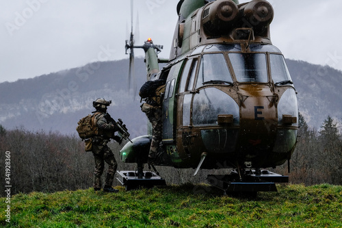 фотографія French soldiers from the 27th Alpine Fighter Regiment with a land force helicopt