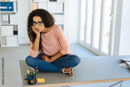 Foto Glum depressed young businesswoman