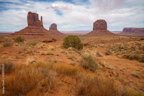 hiking the wildcat trail in the monument valley  usa