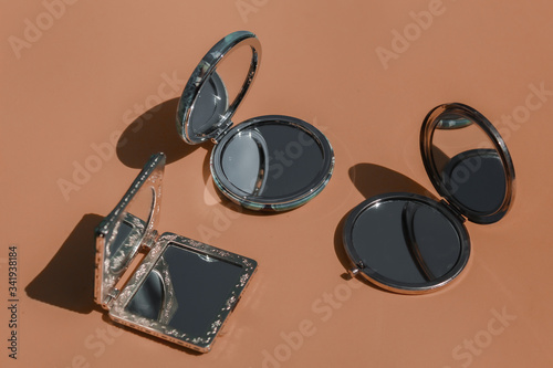 Imagen artistica con mini espejos de bolso para retocar el maquillaje